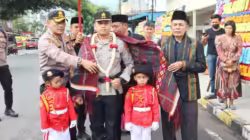 Keterangan Foto: AKBP Dr. Wira Prayatna Memasuki Mako Polres Padangsidimpuan Usai Di Ulosi (Tradisi Adat) dalam acara serah terima jabatan Kapolres Padangsidimpuan.