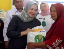 “Nikmat Allah Harus Disyukuri”: Sri Fitrah Munawaroh Tekankan Pentingnya Syukur dalam Penerima Bantuan Beras di Padangsidimpuan