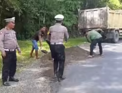Polres Padangsidimpuan Perbaiki Jalan Berlubang, Antisipasi Kecelakaan Jelang Nataru