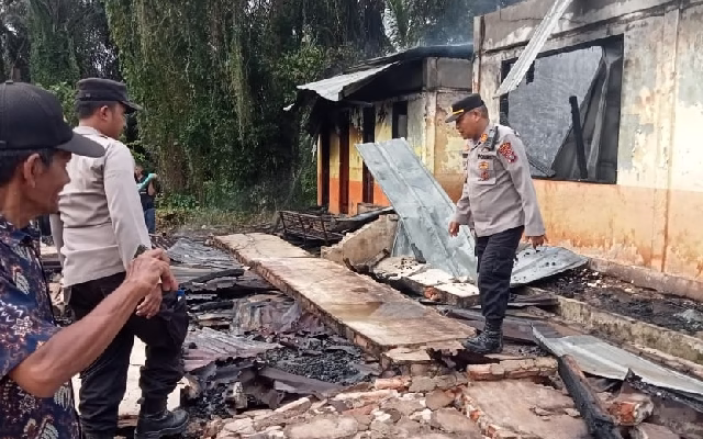 Keterangan Foto: Petugas kepolisian dan warga memadamkan api yang menghanguskan gedung SDN 1203 Padang Hasior.