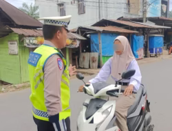 Polisi Palas Jaga Arus Lalu Lintas Pagi di Sosa, Tegur Pengendara Tanpa Helm SNI
