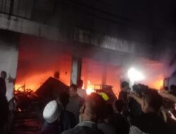 Ruko Tiga Tingkat Toko Panorama di Sinunukan Terbakar Total