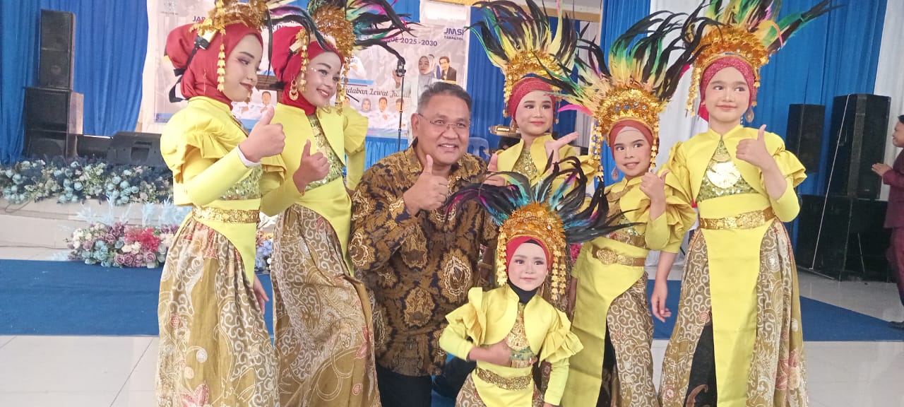 Ketum jmsi bersama penari dari dewan kesenian psp
