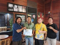 Ketua JMSI Tabagsel Serahkan Piagam Penghargaan kepada PT NSHE, Ucok Rizal : Kolaborasi Media Lokal dalam Warna Energy Terbarukan