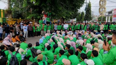 Aksi di Depan Kantor DPRD Padangsidimpuan, Selain Tuntutan, Azan juga Dikumandangkan