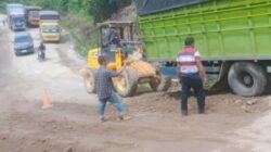 Truk Nekat Melintas di Jalinsum Batu Jomba, Tapsel, Meski Ada Larangan