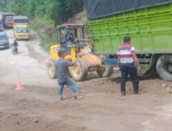 Truk Nekat Melintas di Jalinsum Batu Jomba, Tapsel, Meski Ada Larangan