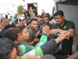 Bentuk Solidaritas, Gubernur Sumut Bagi-bagi Sembako ke Driver Ojol di Medan