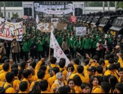 Presiden Reshuffle Kabinet, BEM UI Gelar Demo dan Lisa Mariana Dipanggil Bareskrim