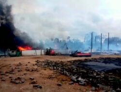 Demonstran Bakar Base Camp dan Usir Alat Berat Milik PT Gruti di Dairi