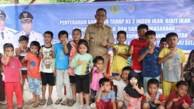 Bupati Tapsel Genjot Ketahanan Pangan, Bantuan Ikan dan Pakan Disalurkan