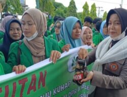 Polwan dari Polres Padangsidimpuan Bagi-bagi Air Mineral dan Permen ke Mahasiswa