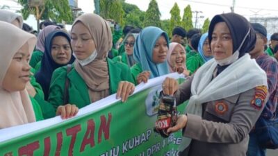 Polwan dari Polres Padangsidimpuan Bagi-bagi Air Mineral dan Permen ke Mahasiswa