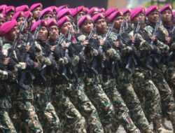 Danpasmar 1 Pimpin Langkah Defile Kontingen TNI AL Pada Geladi Upacara HUT Ke 80 TNI