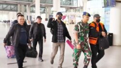 Momen Dramatis di Bandara Kualanamu: Edy Rahmayadi Satu Pesawat dengan Tersangka Korupsi Jalan, Topan Ginting Diborgol!