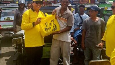 HUT ke-61, Golkar Tapsel Bagikan Sembako Gratis untuk Ratusan Abang Becak