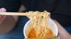 Mengupas Dampak Mengonsumsi Makanan Instan secara Berlebihan