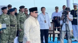 Prabowo Bareng Panglima-Kapolri Saksikan Sailing Pass TNI AL dari Atas KRI