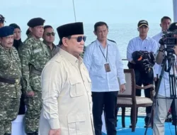 Prabowo Bareng Panglima-Kapolri Saksikan Sailing Pass TNI AL dari Atas KRI