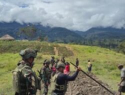 Satgas Yonif 700/WYC Bersinergi dengan Warga, Bangun Jalan Akses Honai di Kampung Nipuralome