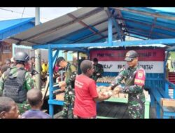 Minggu Berkah di Fayit, Satgas Yonif 123/Rajawali Bagikan Ratusan Nasi Bungkus untuk Warga