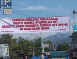 Muncul Baliho Tanpa Identitas di Pasar Lama, Isinya Tuntut Penegakan Hukum Bupati Madina